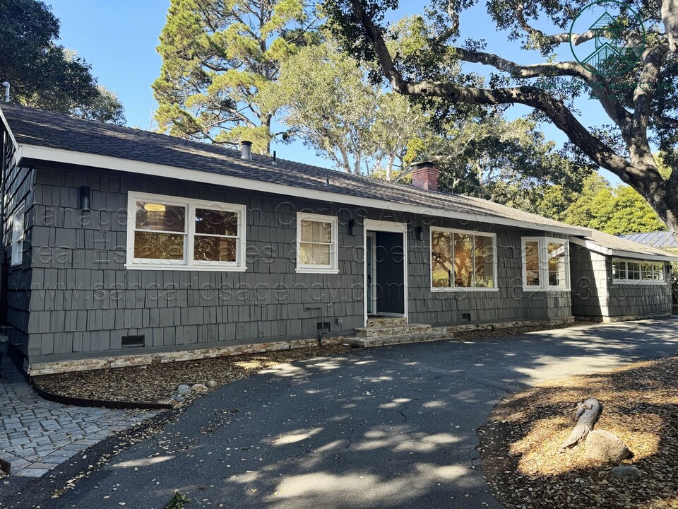 26000 Junipero Ave in Carmel, CA - Foto de edificio