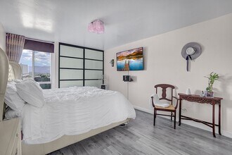 4295 Vía Arbolada in Los Angeles, CA - Building Photo - Building Photo