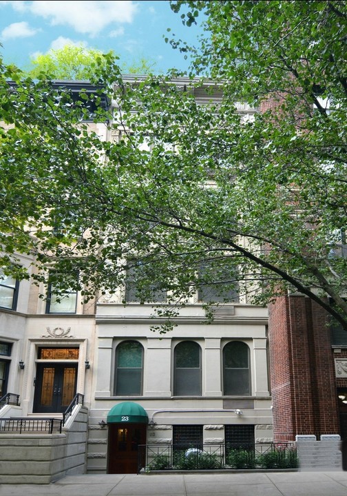 23 W 69th St in New York, NY - Building Photo