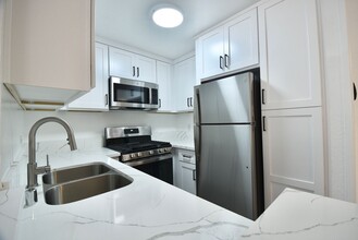 7032 Remmet Ave, Unit 114 in Los Angeles, CA - Building Photo - Building Photo