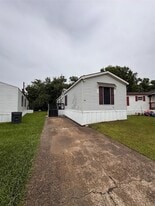 1938 Garden Rd in Pearland, TX - Building Photo