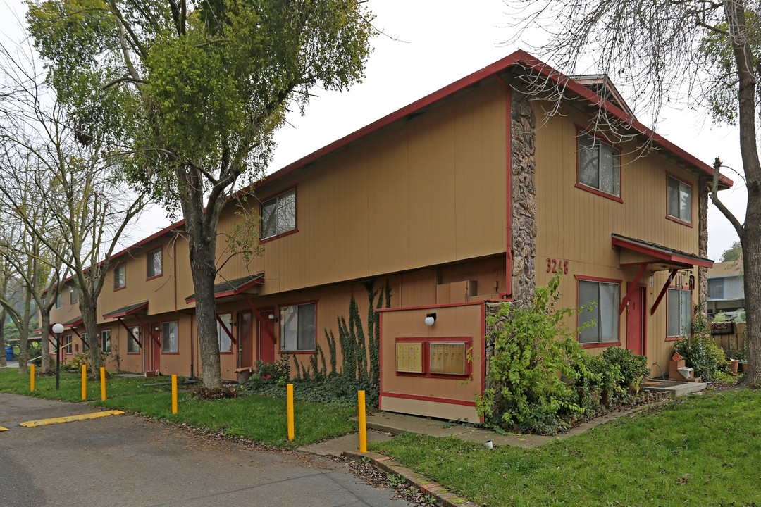 Blue Ridge Circle Apartments in Stockton, CA - Building Photo