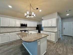 715 Luna Vista Dr in Hutto, TX - Building Photo - Building Photo