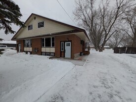 2334 Hamilton Rd in Quinte West, ON - Building Photo