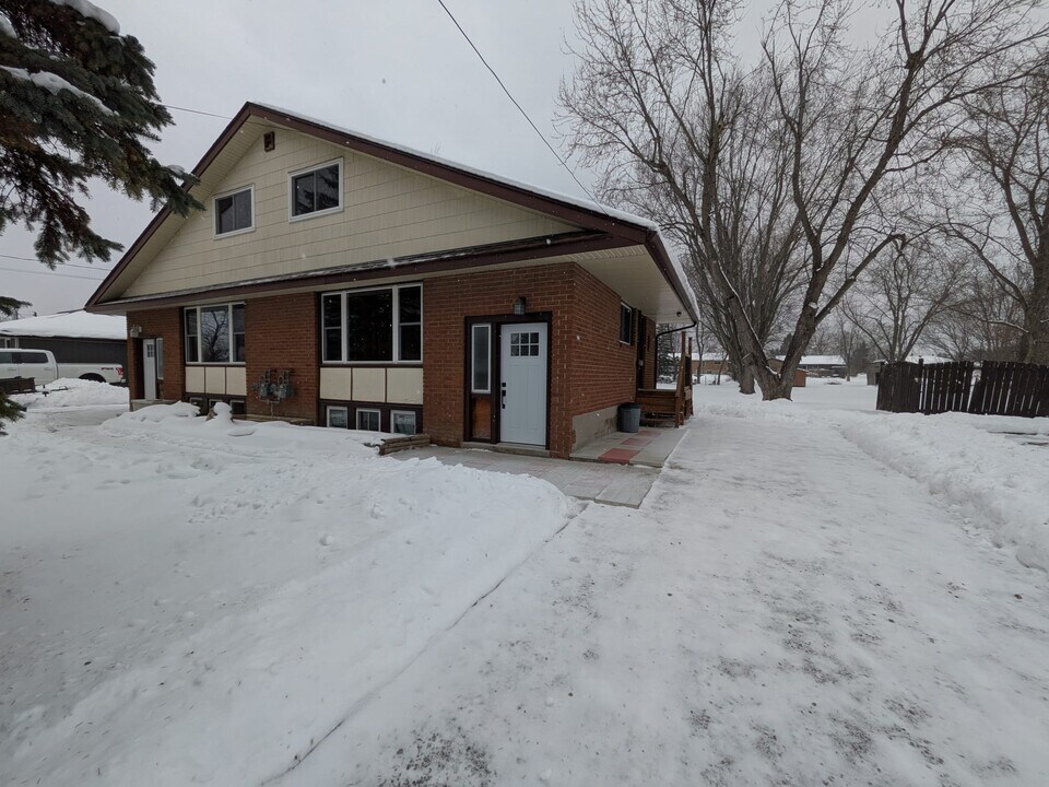 2334 Hamilton Rd in Quinte West, ON - Building Photo