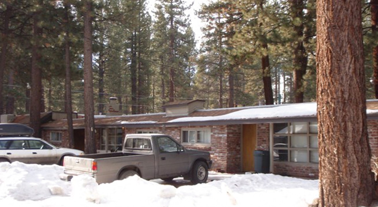 851 Capistrano Ave in South Lake Tahoe, CA - Foto de edificio