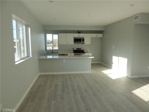 22735 Del Valle St, Unit 6 in Los Angeles, CA - Building Photo - Building Photo