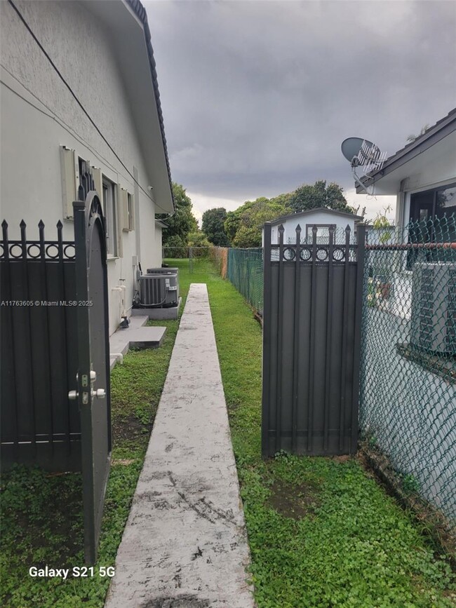 13420 SW 36th St in Miami, FL - Building Photo - Building Photo