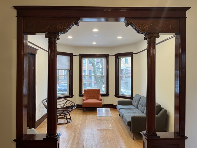 1054 N Leavitt St, Unit 1 in Chicago, IL - Foto de edificio - Building Photo