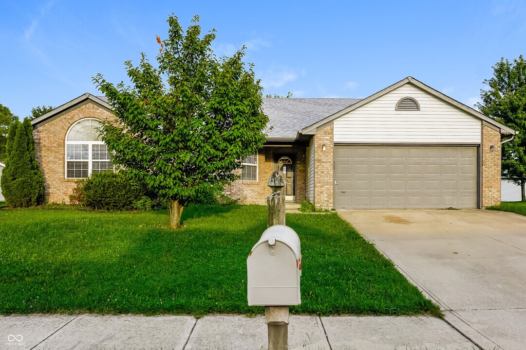 1167 Oak Leaf Rd in Franklin, IN - Building Photo