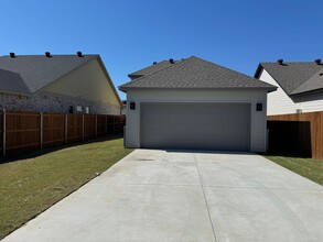 669 The Cottages in Godley, TX - Building Photo - Building Photo