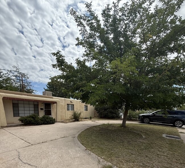 1612 Hendola Dr NE in Albuquerque, NM - Building Photo - Building Photo