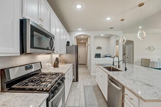 17012 Pleasanton Cove in Pflugerville, TX - Foto de edificio - Building Photo