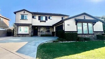 12339 Royal Oaks Dr, Unit 300 in Rancho Cucamonga, CA - Building Photo