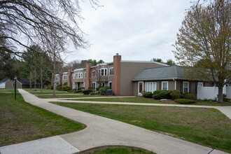 Page Place in Bedford, MA - Foto de edificio - Building Photo