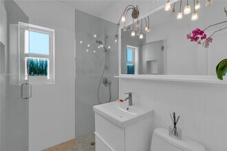 5450 SW 76th St in Miami, FL - Building Photo - Building Photo