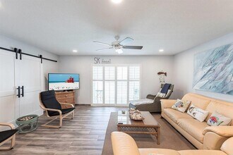 6154 Midnight Pass Rd in Sarasota, FL - Foto de edificio - Building Photo