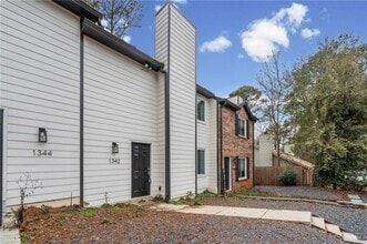 1342 N Hampton Rd in Alpharetta, GA - Foto de edificio - Building Photo