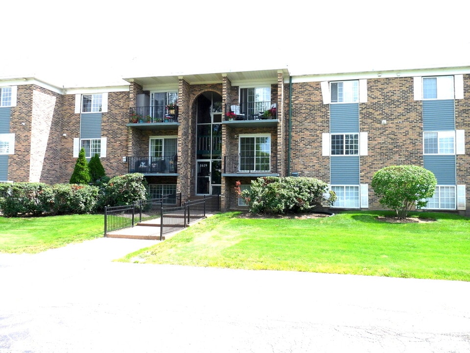 1619 N Windsor Dr in Arlington Heights, IL - Building Photo