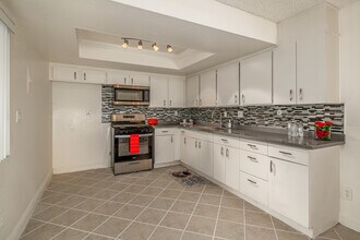 Atrium Gardens in Anaheim, CA - Building Photo - Interior Photo