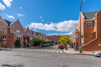 6 Renaissance Ct in Brooklyn, NY - Building Photo - Building Photo