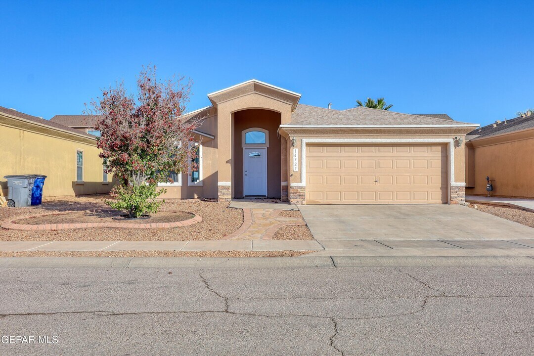 14325 Woods Point Ave in El Paso, TX - Building Photo