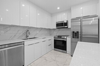 669 NW 15th Ave in Boca Raton, FL - Foto de edificio - Building Photo