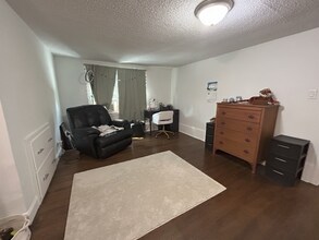 27 Cedar St in Newington, CT - Building Photo - Building Photo