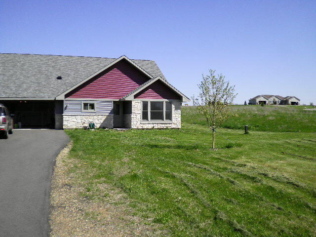 1300 146th Ave in New Richmond, WI - Foto de edificio