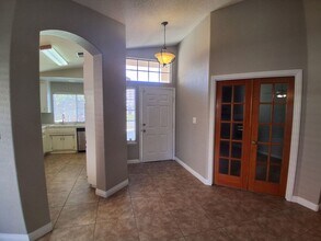 901 Sand Creek Dr in Bakersfield, CA - Foto de edificio - Building Photo