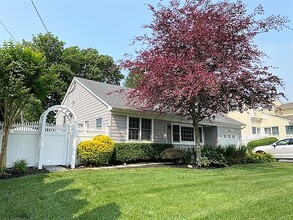 14 Bay Dr E in Huntington, NY - Building Photo - Building Photo
