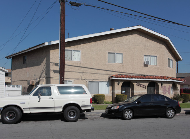 10019-10021 Flora Vista St in Bellflower, CA - Building Photo - Building Photo