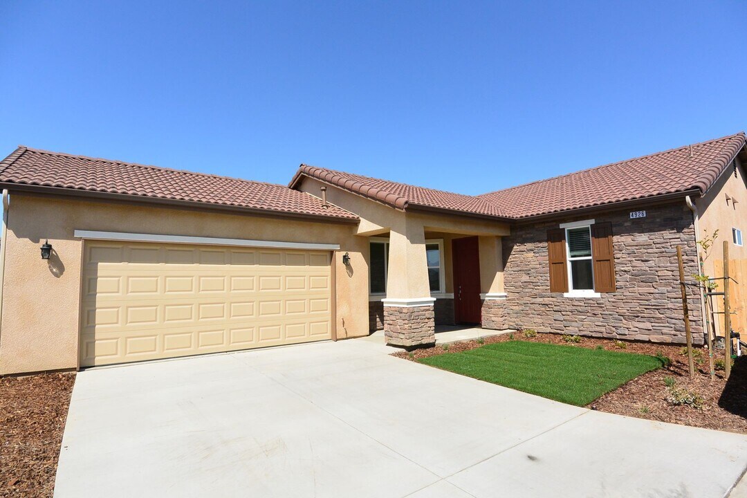 4926 W Flagstaff Ave in Visalia, CA - Building Photo