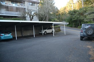 Georgia Manor in Lake Oswego, OR - Building Photo - Building Photo