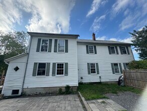 2 Kittredge Sq in Newmarket, NH - Building Photo - Building Photo