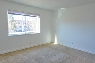 7455 E Quincy Ave, Unit 303 in Denver, CO - Foto de edificio - Building Photo