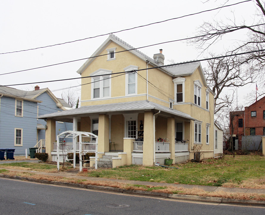 210 E Howell Ave in Alexandria, VA - Building Photo