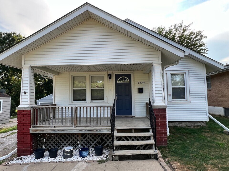 2320 S Claremont Ave in Independence, MO - Foto de edificio