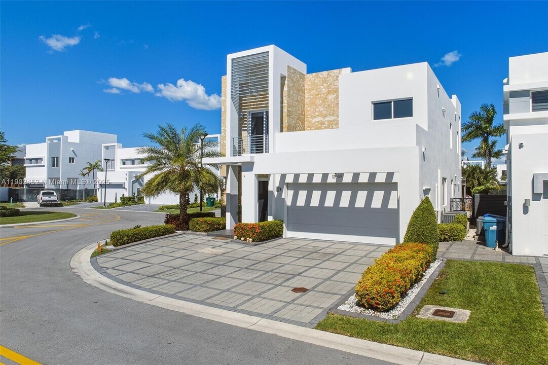 10359 NW 67th Terrace in Doral, FL - Building Photo