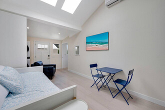 9955 Baybreeze Dr in Huntington Beach, CA - Foto de edificio - Building Photo