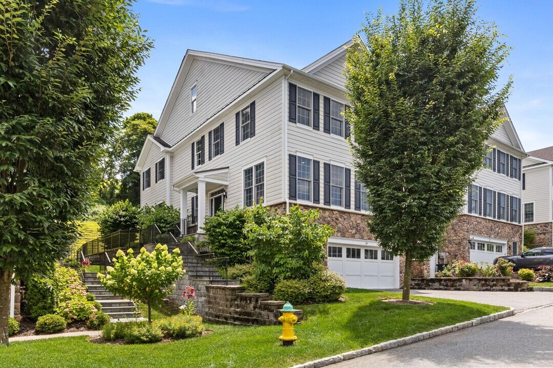19 Dennis Ln in Pleasantville, NY - Building Photo