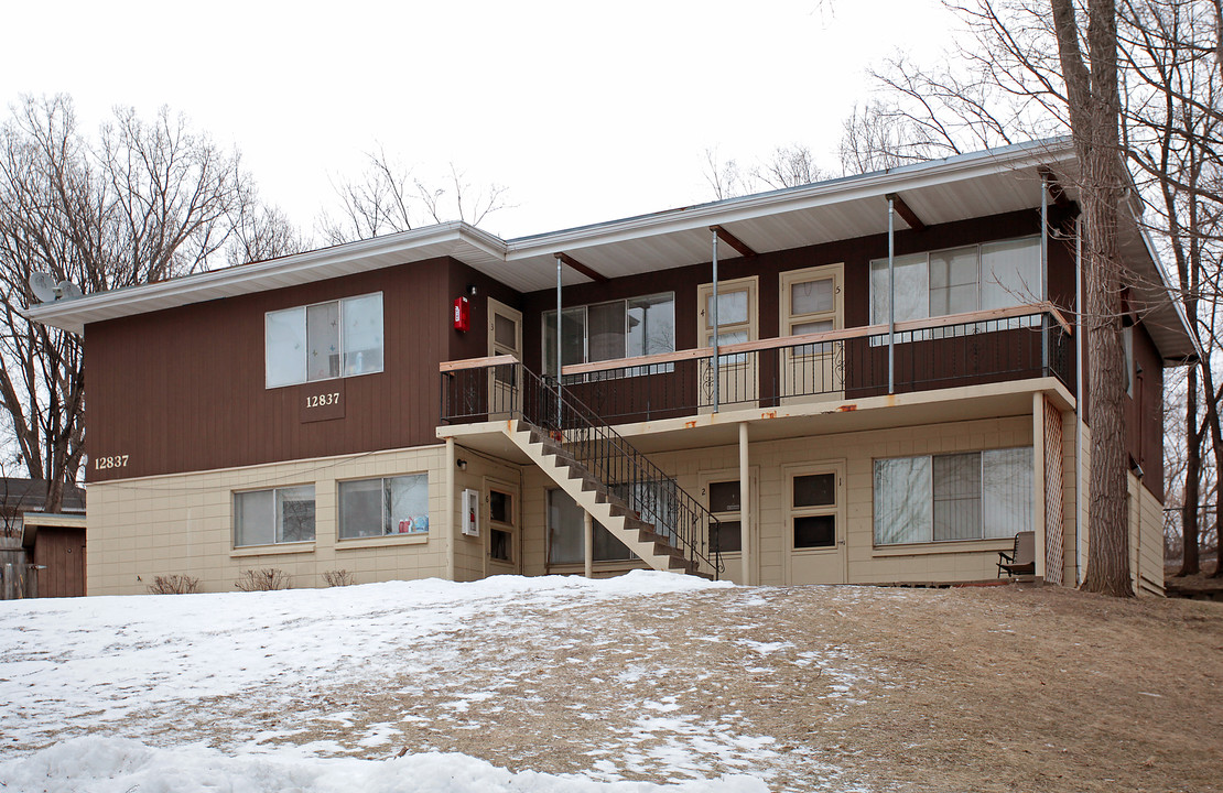 Vista View Apartments in Burnsville, MN - Building Photo