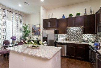 Domain on the Parkway in Houston, TX - Foto de edificio - Interior Photo