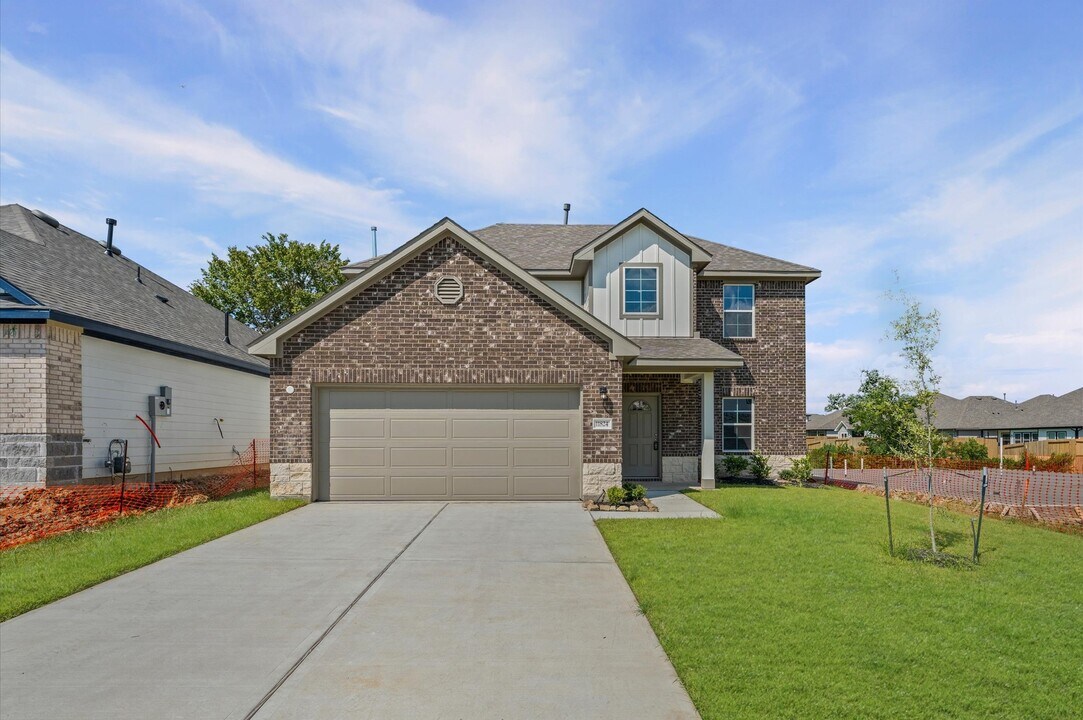 11824 Whirlaway Dr in Willis, TX - Building Photo