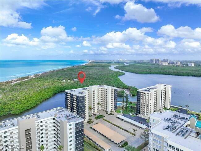 15 Bluebill Ave in Naples, FL - Foto de edificio - Building Photo
