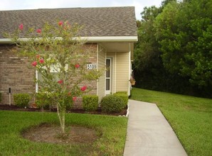 The Villas at Hunters Ridge in New Port Richey, FL - Building Photo - Building Photo