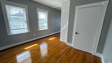 60 Morton Ave, Unit 3 in Medford, MA - Foto de edificio - Building Photo