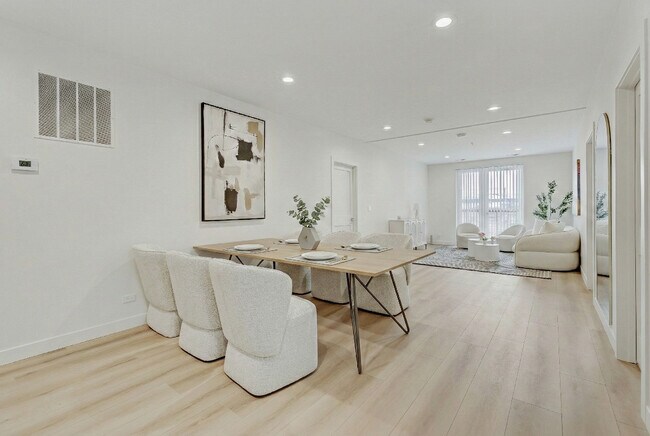 9201 N Milwaukee Ave in Niles, IL - Foto de edificio - Building Photo