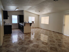 1901 Calla Lily Dr in Bakersfield, CA - Foto de edificio - Building Photo