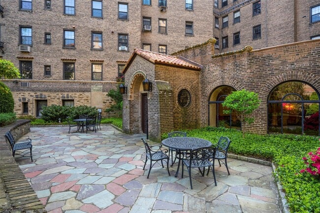 14 N Chatsworth Ave in Larchmont, NY - Building Photo - Building Photo